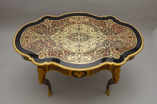 Antiquités - Table de milieu chantournée en marqueterie Boulle