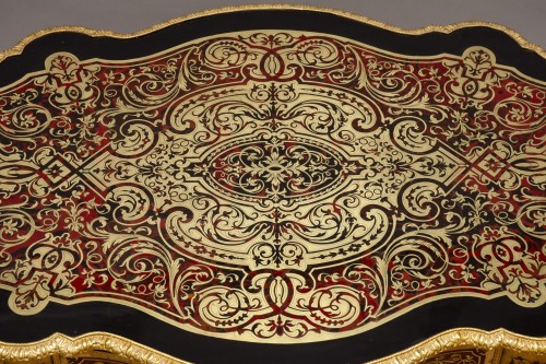 Antiquités - Table de milieu chantournée en marqueterie Boulle