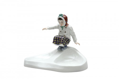 « Fille glissant d’une coupe », Alfred König pour Meissen modèle de 1905-1910