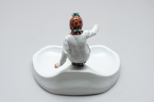 20th century - “Girl sliding from a bowl” Alfred König for Meissen modelled in 1905-1910