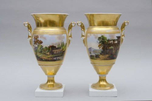 Pair of “Satyre handles” vases with animated landscapes, Brussels porcelain - Porcelain & Faience Style Restauration - Charles X