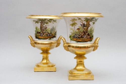 Grande paire de vases Médicis, tableaux de chasse et felurs, signée Schoelcher Paris - L'Egide Antiques