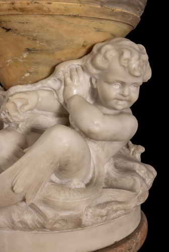 Grande vasque « aux tritons » sur colonne en marbre 19e siècle - L'Egide Antiques