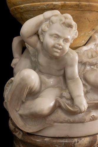XIXe siècle - Grande vasque « aux tritons » sur colonne en marbre 19e siècle