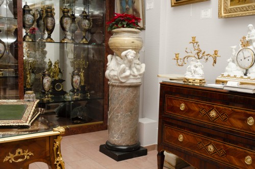 Antiquités - Grande vasque « aux tritons » sur colonne en marbre 19e siècle