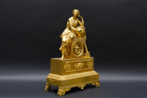 "Uranie" pendule en bronze doré, Paris - L'Egide Antiques