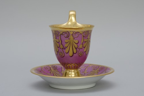 Grande tasse jasmin et soucoupe fond rose, KPM Berlin (Vers 1830) - Céramiques, Porcelaines Style Restauration - Charles X