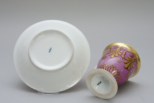 Céramiques, Porcelaines  - Grande tasse jasmin et soucoupe fond rose, KPM Berlin (Vers 1830)