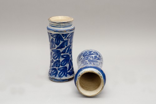Rare paire de pots « Albarelli », Italie du nord 17e siècle - Céramiques, Porcelaines Style Louis XIII