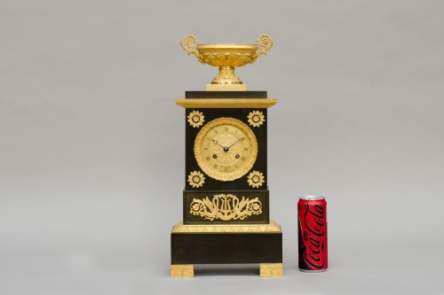 Pendule borne en bronze, signée Charles Prosper Leroy ( 1810-1830) - L'Egide Antiques