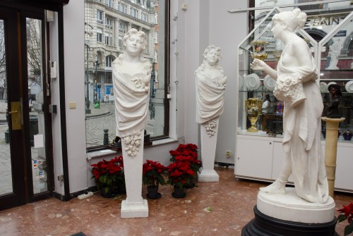 XIXe siècle - Paire de bustes monumentals "Bacchantes" en marbre, Italie
