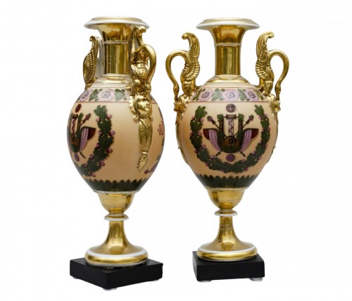 Grande paire de vases Empire rond sur piédouche fond nankin, Paris