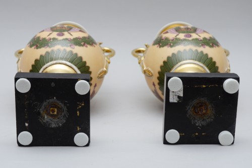 Grande paire de vases Empire sur piédouche fond nankin, Paris - Céramiques, Porcelaines Style Empire