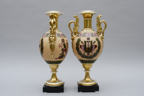 Céramiques, Porcelaines  - Grande paire de vases Empire sur piédouche fond nankin, Paris