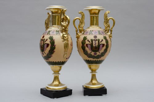 Grande paire de vases Empire sur piédouche fond nankin, Paris - L'Egide Antiques