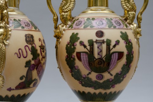 Empire - Grande paire de vases Empire sur piédouche fond nankin, Paris