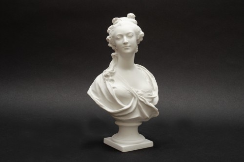 Buste d'une "Elégante" en biscuit de Sèvres vers 1908 - L'Egide Antiques