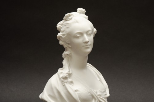 XXe siècle - Buste d'une "Elégante" en biscuit de Sèvres vers 1908