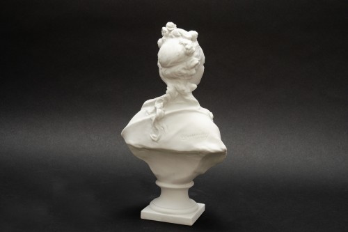 Art nouveau - Buste d'une "Elégante" en biscuit de Sèvres vers 1908
