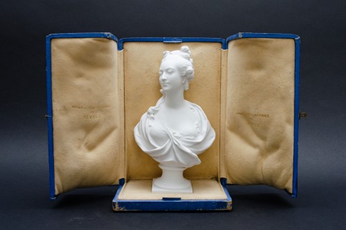 Antiquités - Buste d'une "Elégante" en biscuit de Sèvres vers 1908