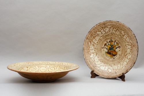 Porcelain & Faience  - Large sgraffito plate bearing the coat of arms of the Santa Maria Nuova Hos