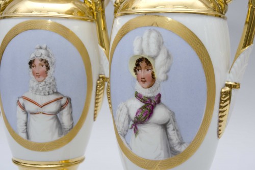 Céramiques, Porcelaines  - Les Merveilleuses - Paire de vases Empire  en porcelaine de Paris