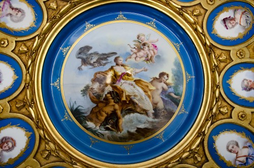 Guéridon "Rapt d'Europe", porcelaine de Sèvres et bois sculpté - Mobilier Style Napoléon III