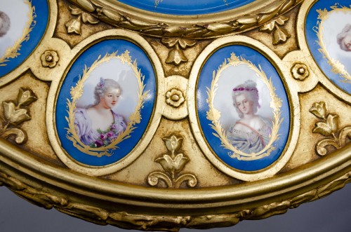 Mobilier Table & Guéridon - Guéridon "Rapt d'Europe", porcelaine de Sèvres et bois sculpté