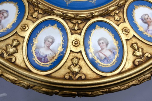Guéridon Rapt d'Europe, porcelaine de Sèvres et bois sculpté - L'Egide Antiques