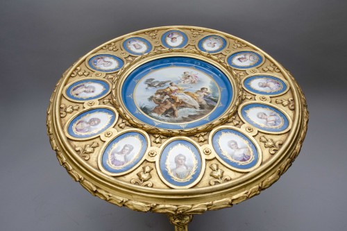 Antiquités - Gueridon table in gilt wood and porcelain