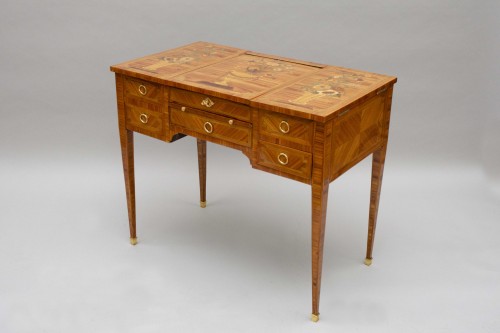 Coiffeuse with flower marquetry, France18th century - Furniture Style Louis XVI