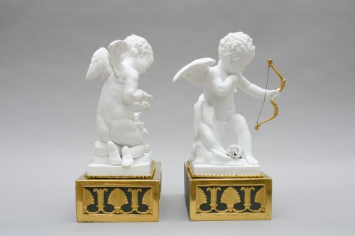 Paire d’anges en biscuit blanc sur socle, Dihl à Paris - Céramiques, Porcelaines Style Empire