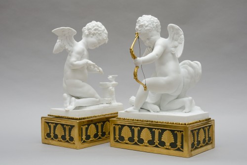 Paire d’anges en biscuit blanc sur socle, Dihl à Paris - L'Egide Antiques