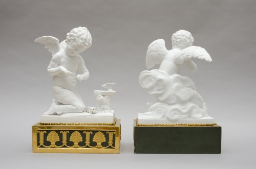 Antiquités - Paire d’anges en biscuit blanc sur socle, Dihl à Paris