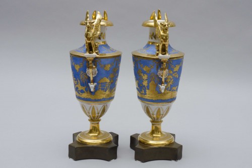 Paire de grands vases aux lions, Russie (Fin 18e siècle) - Céramiques, Porcelaines Style Louis XVI