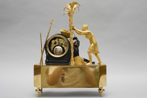 Pendulum clock in gilt bronze “Atala rescuing Chactas” Empire period - Horology Style Empire