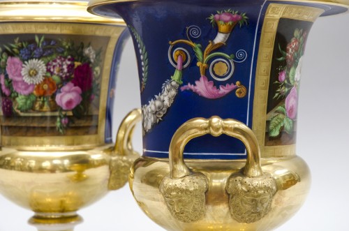 Grande paire de vases Médicis aux fleurs, Schoelcher in Paris - Céramiques, Porcelaines Style Restauration - Charles X
