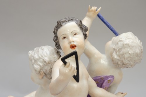 Louis XV - Groupe « L’Astronomie » aux Amours, porcelaine de Meissen Vers 1750-1760