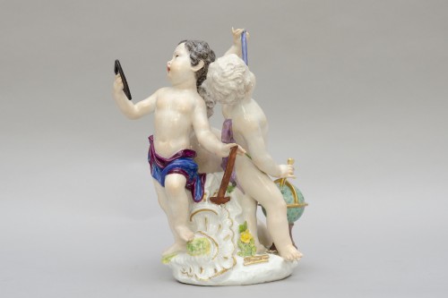 Antiquités - Groupe « L’Astronomie » aux Amours, porcelaine de Meissen Vers 1750-1760