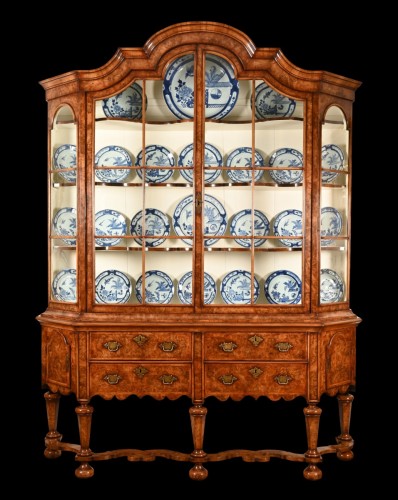 Vaisselier hollandais en ronce de noyer du XVIIIe siècle - Mobilier Style Louis XV