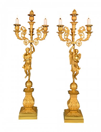 Paire de chandeliers à quatre lumières en bronze doré vers 1825