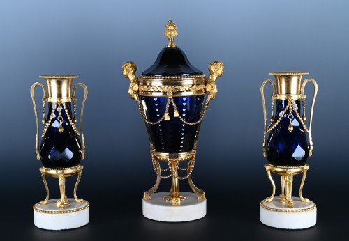 A blue glass potpourri set - Decorative Objects Style Louis XVI