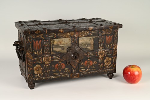 Petit coffre en fer de Nuremberg - Mobilier Style Louis XIII