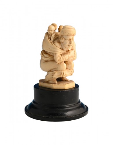 Drôle de sculpture en ivoire