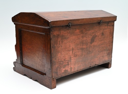 A 16th century oak bridal chest - 