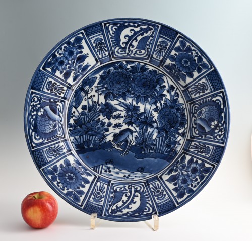 A large Japanese Arita dish - Porcelain & Faience Style 