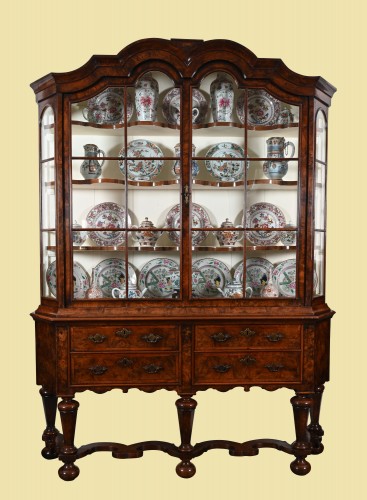 A small 18th century Dutch display cabinet - Furniture Style 