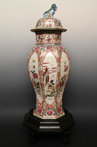 A large Chinese porcelain vase with floral Famille Rose design. - Asian Works of Art Style 