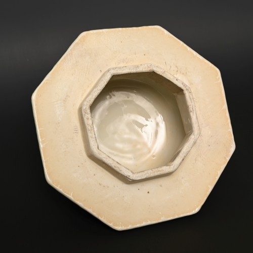 A large Chinese porcelain vase with floral Famille Rose design. - 