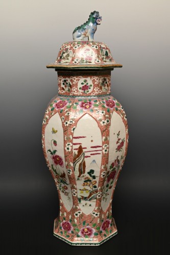 Antiquités - A large Chinese porcelain vase with floral Famille Rose design.